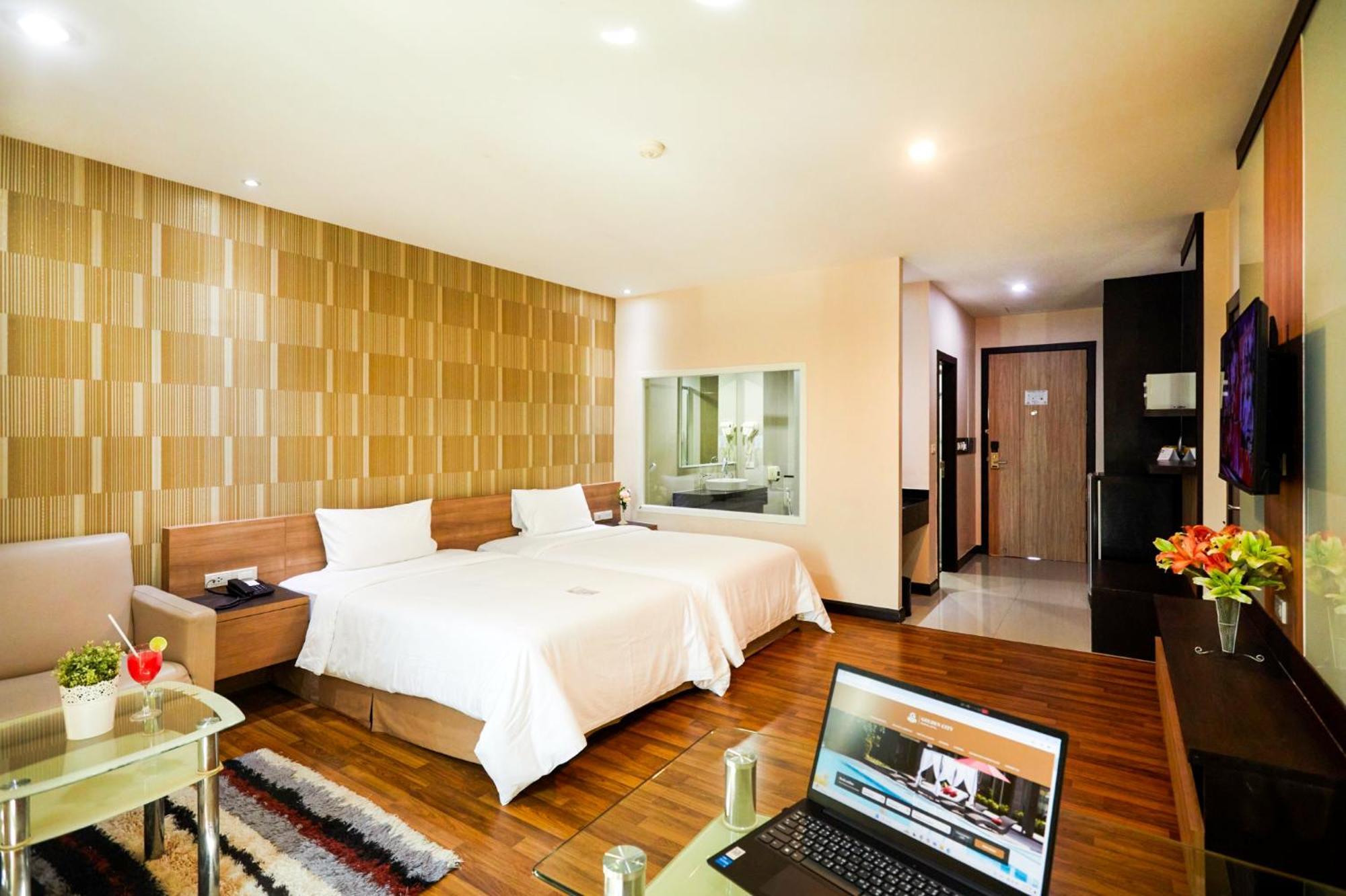Golden City Rayong Hotel Buitenkant foto