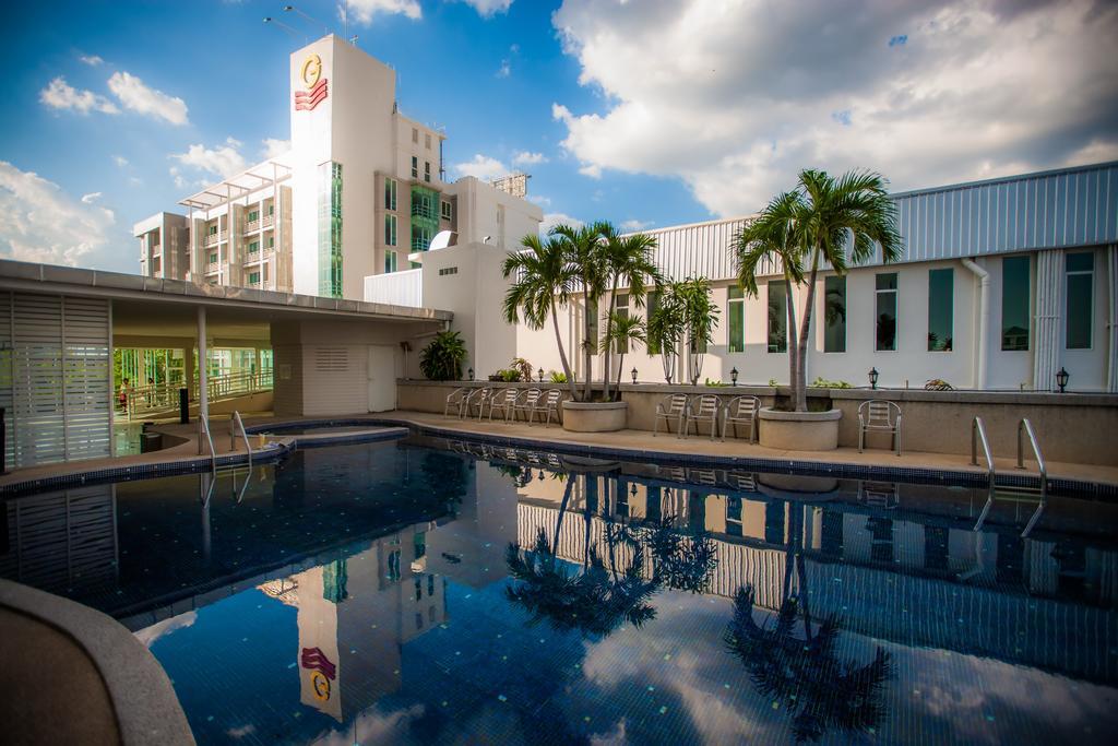 Golden City Rayong Hotel Buitenkant foto